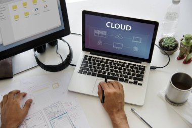 dizüstü bilgisayarda çalışan insan  