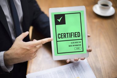 Dijital tablet ile işadamı