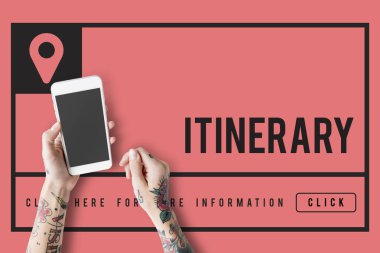 Akıllı telefon kullanan dövmeli kişi. 