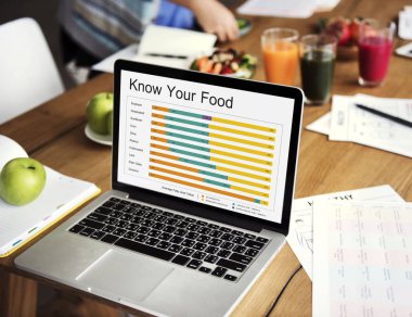 diyet gıda ile masa üstünde laptop