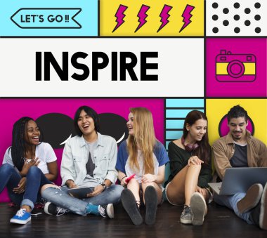 Farklı aygıtlar kullanan çok ırklı kişiler