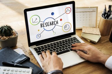 dizüstü bilgisayarda çalışan insan  