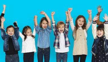 Çocuk kaldırdı silah tutan