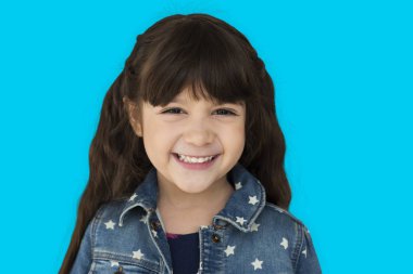 gülümseyen sevimli küçük kız