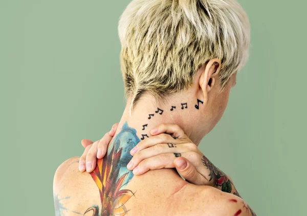 Estúdio tiro de mulher tatuada — Fotografia de Stock