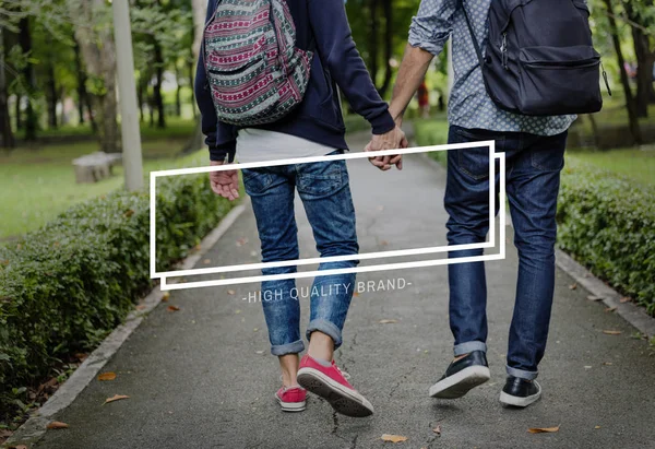 Homosexuelles Paar von Männern Händchen haltend — Stockfoto