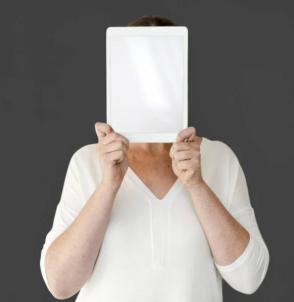 Donna che copre il viso con tablet — Foto Stock