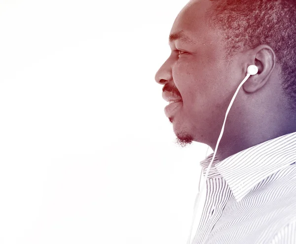 Junger afrikanischer Mann mit Kopfhörern — Stockfoto