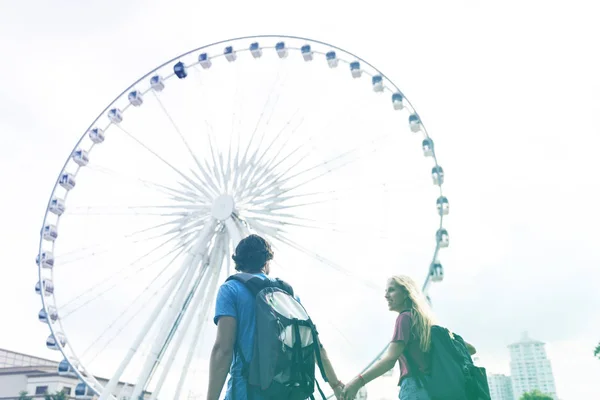 Couple dans le parc d'attractions — Photo