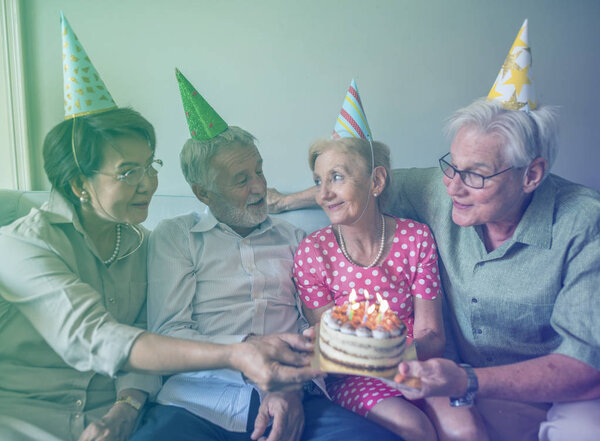 Старшие люди празднуют день рождения
