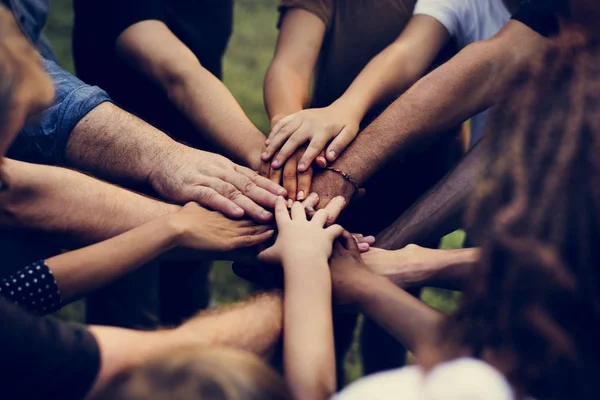 Menschen halten Hand in Hand zusammen — Stockfoto