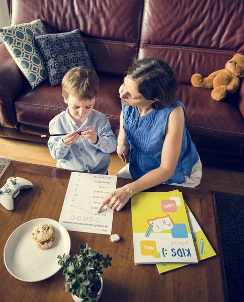 Maman faisant des devoirs avec son fils — Photo