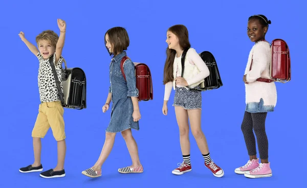 Děti s batohy do školy pěšky — Stock fotografie