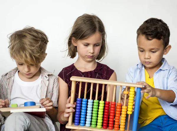 Enfants étudiant ensemble et utilisant des scores — Photo