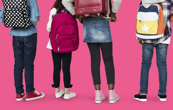 Crianças em idade escolar usando mochilas — Fotografia de Stock