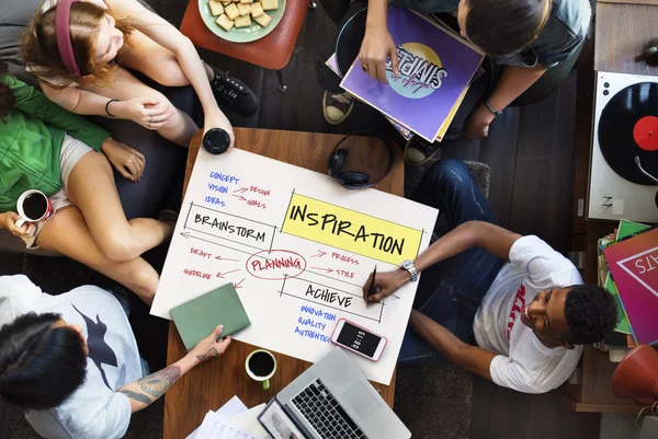 Grupo de pessoas multiétnicas brainstorming — Fotografia de Stock