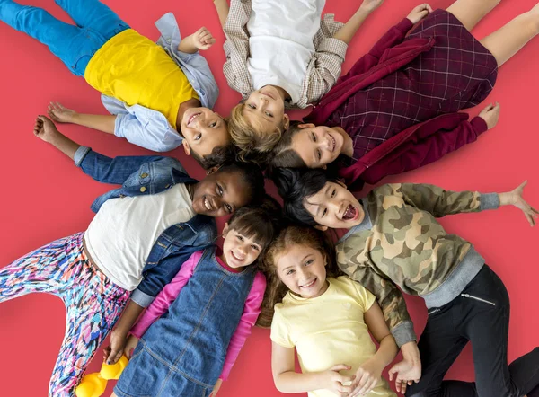 Kinder legen sich gemeinsam auf den Boden — Stockfoto