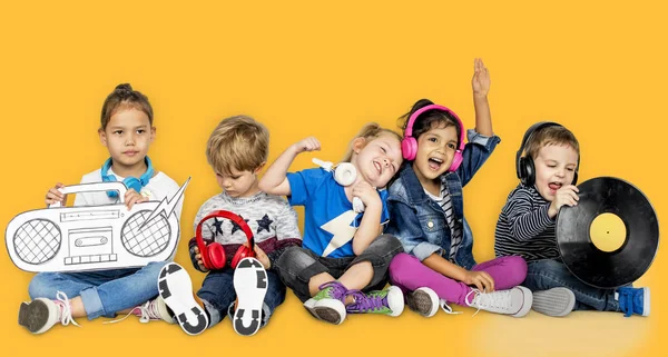 Niños escuchando música en el estudio — Foto de Stock