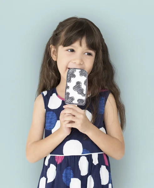 Menina comendo sorvete — Fotografia de Stock