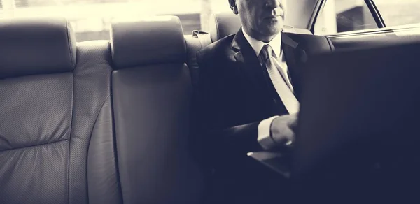Επιχειρηματίας στο κοστούμι κάθεται σε αυτοκίνητο — Φωτογραφία Αρχείου