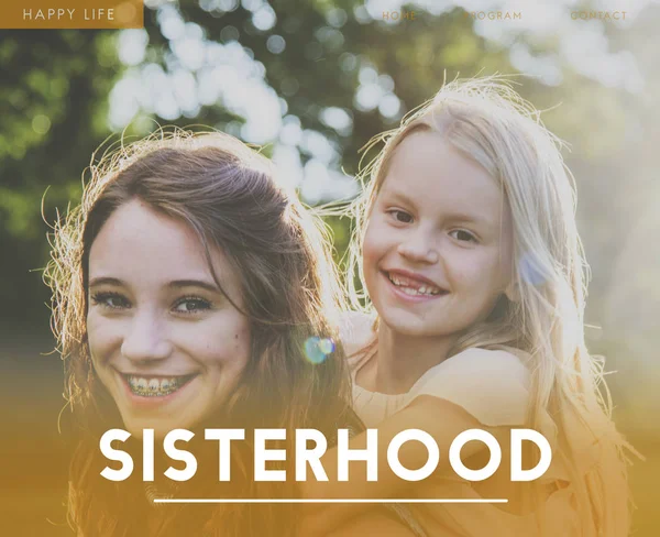 Dos hermosas hermanas abrazándose —  Fotos de Stock