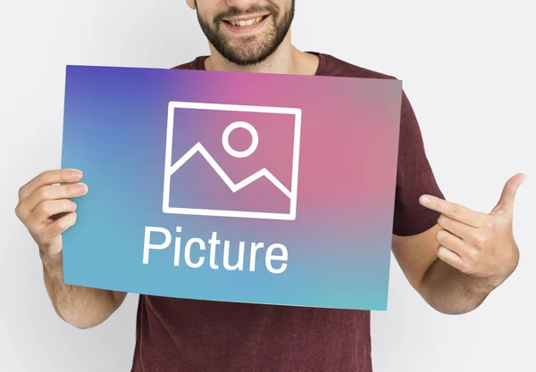 Mannen med skägg innehar plakat — Stockfoto
