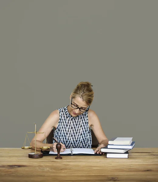 Volwassen zakenvrouw zittend op werkplek — Stockfoto