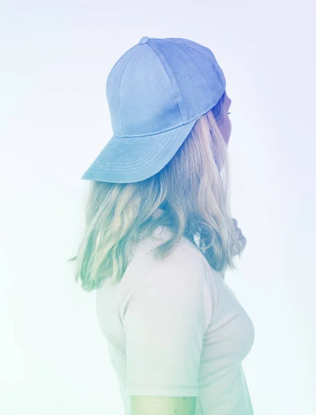 Bela mulher loira em chapéu de boné — Fotografia de Stock