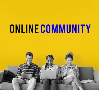 Arkadaşlar dijital cihazlar kullanarak 