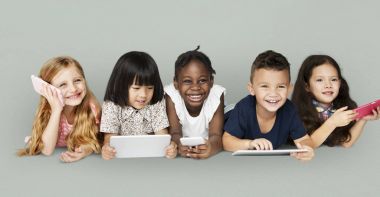 Elektronik cihazlar kullanarak çocuklar