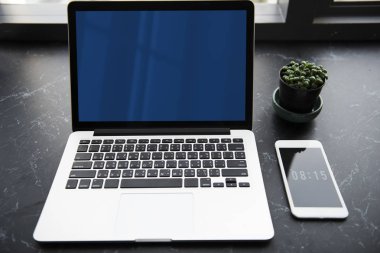 çalışma alanı tablo açılan dizüstü bilgisayar