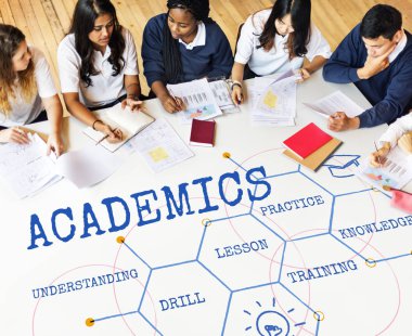 Çalışma ve masada okuyan öğrenciler