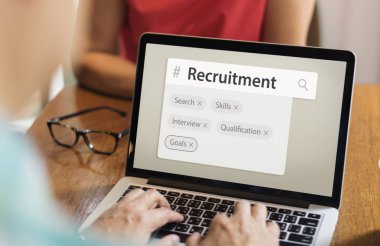 dizüstü bilgisayarda klavyede yazan adam