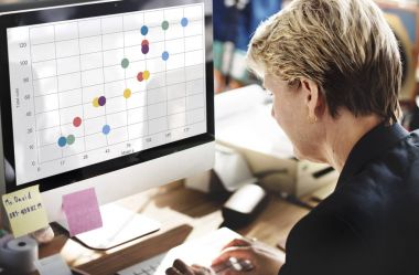 iş kadını bilgisayar ile çalışma