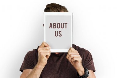 Dijital tablet kapsayan yüz tutan adam