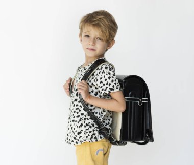 sırt çantası ile beyaz sarışın çocuk