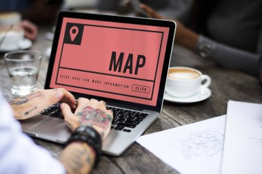 Eller dizüstü bilgisayarda çalışıyor