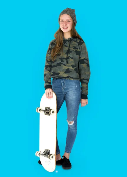 Estudante menina com skate — Fotografia de Stock