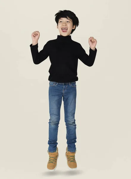 Joyeux asiatique garçon saut — Photo