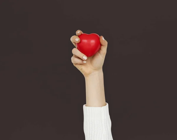 Mână ţinând inima roşie — Fotografie, imagine de stoc