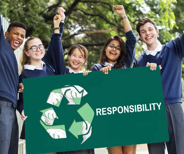 Estudiantes sosteniendo banner — Foto de Stock