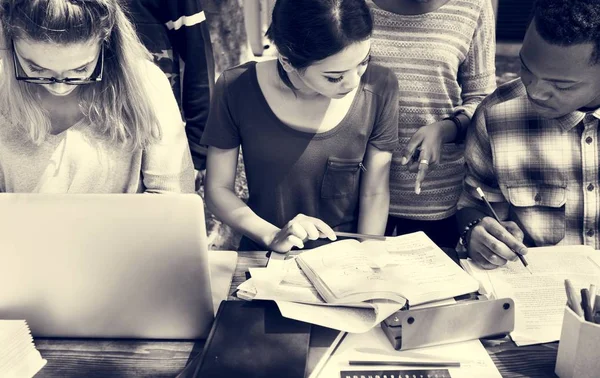 Estudiantes multiétnicos trabajando juntos — Foto de Stock