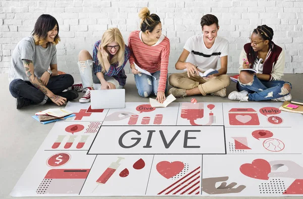 Studenti che lavorano insieme al progetto — Foto Stock