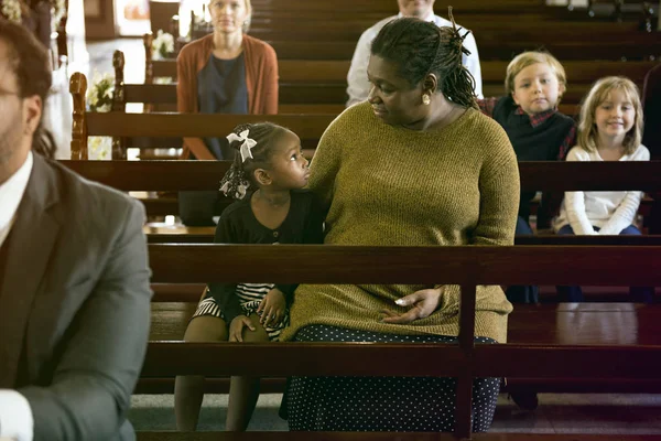 Matka i córka siedzi w kościele — Zdjęcie stockowe