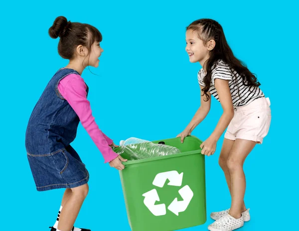 Zwei Mädchen tragen Recyclingbehälter — Stockfoto