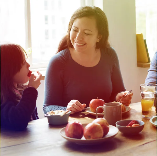 Madre e hija comiendo — Foto de Stock