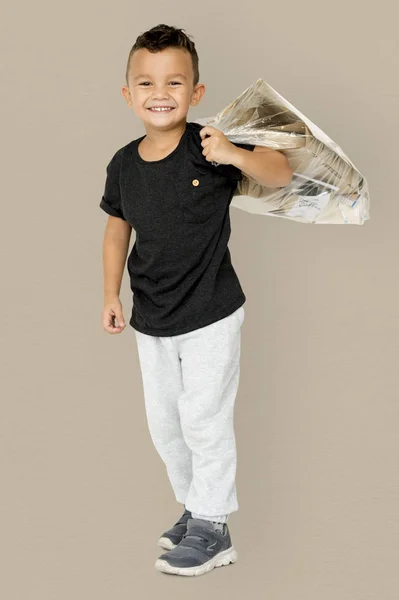 Junge mit getrennten Papieren — Stockfoto