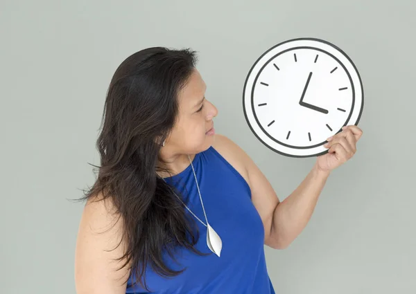 Женщина держит белые бумажные часы — стоковое фото