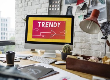 Bilgisayar monitörü moda tasarımcısı işyerinde