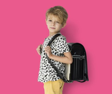 sırt çantası ile sarışın sevimli çocuk